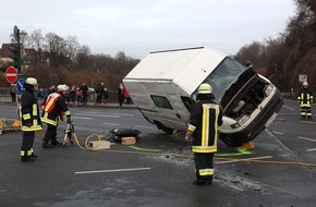 Feuerwehr Essen: FW-E: Verkehrsunfall mit PKW und Kleintransporter, zwei Personen eingeklemmt, Transporter umgestürzt