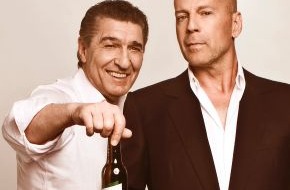 Brauerei C. & A. VELTINS GmbH & Co. KG: Neuer Veltins-TV-Spot: Wenn Rudi Assauer Hollywood-Star Bruce Willis das Pils wegschnappt