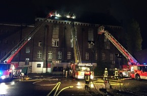 Feuerwehr Düsseldorf: FW-D: BRAND in der ehemaligen JVA Ulmer Höhe - Feuerwehr mit
Großaufgebot im Einsatz