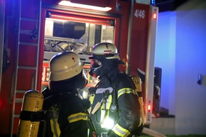 FW LK Neunkirchen: Wohnhaus nach Brand im Dachgeschoss unbewohnbar