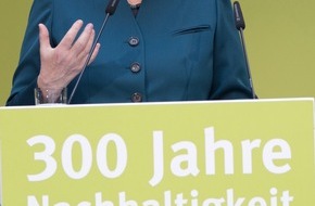 FNR Fachagentur Nachwachsende Rohstoffe: 300 Jahre Nachhaltige Forstwirtschaft in Deutschland - Bundeskanzlerin Angela Merkel gratuliert der Branche bei Festakt in Berlin (BILD)