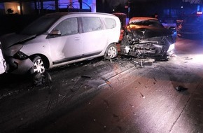 Polizei Mettmann: POL-ME: Alkoholisierter Autofahrer flüchtet vor Polizei und verursacht Unfall - Langenfeld - 02401078