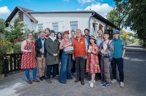 MDR Mitteldeutscher Rundfunk: Nina Proll undercover im Kleingartenverein: Dreharbeiten in Leipzig f&uuml;r MDR/ORF-Kom&ouml;die &bdquo;Morgensonne&ldquo; (AT)