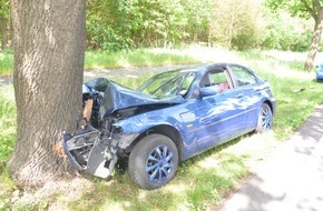 Polizeiinspektion Celle: POL-CE: Weyhausen - PKW prallt gegen Baum - Insassen leicht verletzt