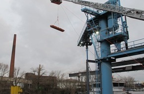 Feuerwehr Düsseldorf: FW-D: Person in Schiff gestürzt, Höhenretter Einsatz