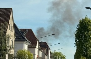 Feuerwehr Detmold: FW-DT: Garagenbrand - Deutliche Rauchsäule bereits auf Anfahrt sichtbar