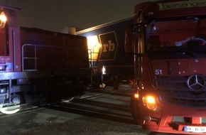 Polizeidirektion Landau: POL-PDLD: Wörth am Rhein - Güterzug trifft Sattelzug