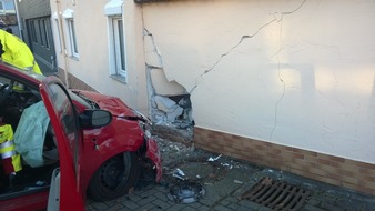 Polizeiinspektion Northeim: POL-NOM: PKW-Fahrer fährt in Hauswand