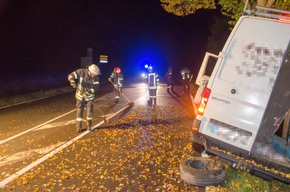 FW-RD: Transporter fährt gegen Baum - Fahrer schwerverletzt