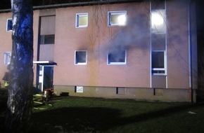 Feuerwehr Mülheim an der Ruhr: FW-MH: Feuer in Mehrfamilienhaus - Feuerwehr rettet Mann aus brennender Wohnung #fwmh