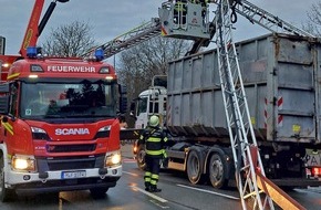 Feuerwehr München: FW-M: Ladekran noch ausgefahren (Waldperlach)