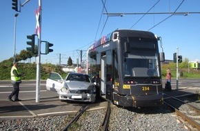 Polizeipräsidium Mainz: POL-PPMZ: Kollision mit einer Straßenbahn