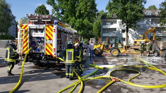 FW Lage: Brand einer Kehrmaschine in der Fahrzeughalle des Bauhofes