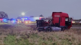 FW Grevenbroich: Gefahrgut LKW verunglückt bei Grevenbroich / Stundenlanger Einsatz und Vollsperrung auf der Autobahn