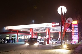 Verti Versicherung AG: Hunderte Autofahrer tanken zum historischen Benzinpreis / Grenzenlos günstig mobil: Zum 25. Mauerfall-Jubiläum lädt Direct Line zum historischen Preisfall an den Zapfsäulen ein (FOTO)