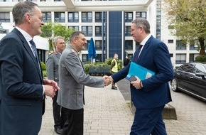 Unterstützungsbereich der Bundeswehr - Presse- und Informationszentrum: Hoher Besuch beim Zentralen Sanitätsdienst der Bundeswehr: MP Alexander Schweitzer und IM Michael Ebling zu Besuch beim Kommando Gesundheitsversorgung und beim ...