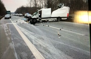 Polizei Münster: POL-MS: Unfall am Stauende auf der Autobahn 1 - Fahrer krabbelt glücklicherweise nur leicht verletzt aus Sprinter-Wrack
