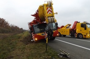 Polizeipräsidium Rostock: POL-HRO: Kranfahrzeug verunfallt auf der A20