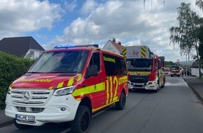 Freiwillige Feuerwehr Menden: FW Menden: Brennende Gartenlaube an Wohnhaus