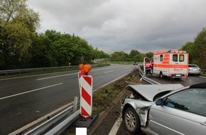 Polizeidirektion Neustadt/Weinstraße: POL-PDNW: Zu schneller BMW durchbricht die Mittelschutzplanken