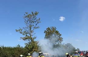 Feuerwehr Meerbusch: FW Meerbusch: PKW in Vollbrand auf der A52. Trotz Absperrma&szlig;nahmen mit gef&auml;hrlichen Situationen f&uuml;r die Einsatzkr&auml;fte