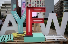 ABOUT YOU SE & Co. KG: AYFW - ABOUT YOU Fashion Week / ABOUT YOU feiert mit spektakul&auml;rer Opening Show, hochkar&auml;tigen VIPs und angesagten Brands sein Fashion Week Deb&uuml;t