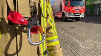 FW-Langenfeld: Neue Dienstkleidung für die Feuerwehr