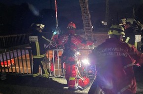 Feuerwehr Bochum: FW-BO: Person stürzt in einen Schacht im Bereich Hauptbahnhof, Menschenrettung am frühen Morgen