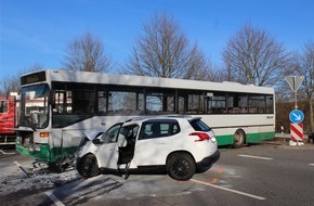 Polizeidirektion Kaiserslautern: POL-PDKL: Zwei Leichtverletzte bei Unfall mit Linienbus
