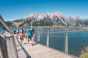 Saalfelden Leogang Touristik: Coolcation in Saalfelden Leogang: Abkühlen am Wasserfall, beim Waldbaden und beim Sprung in den Ritzensee