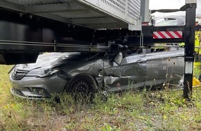 Feuerwehr Gladbeck: FW-GLA: Schwerer Verkehrsunfall: Pkw schleudert gegen Mobilfunksendemast