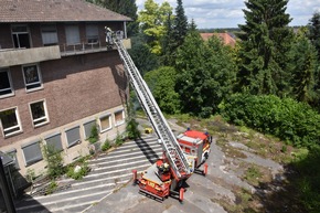 FW-DO: Gemeinsame Übung von Freiwilliger und Berufsfeuerwehr am ehemaligen Marien-Hospital in Kirchhörde