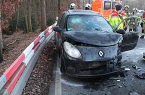 Polizei Rheinisch-Bergischer Kreis: POL-RBK: Burscheid - Frontalzusammenstoß durch Fahrbahnglätte am Morgen