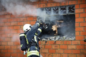 FW-SE: Feuer zerstört Lagerhalle