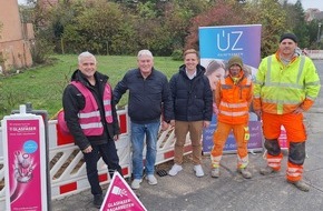 Deutsche Telekom AG: Im Plan: Bürgermeister Konrad Schlier besucht Glasfaser-Baustelle der Telekom in den Ortsteilen Dipbach und Opferbaum