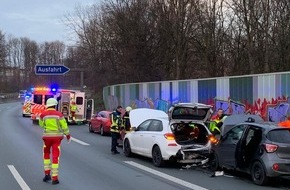 Feuerwehr Bochum: FW-BO: Verkehrsunfall auf der A 40 mit 4 beteiligten PKW und 6 verletzten Personen