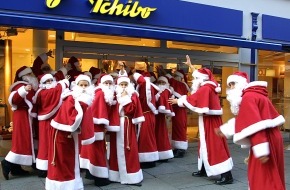 Tchibo GmbH: Tchibo geht mit 200 Weihnachtsmännern an den Start / Am 31. Oktober
2001 läutete Tchibo bundesweit die Vorweihnachtszeit ein