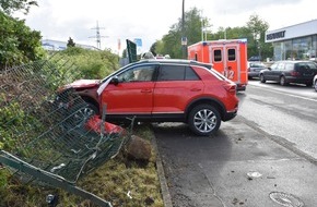 Feuerwehr Dortmund: FW-DO: SUV fährt in Zaun
