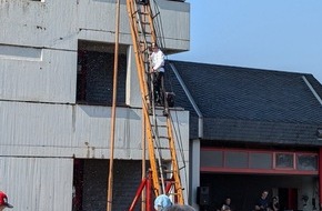 Feuerwehr Remscheid: FW-RS: Pressemitteilung Tag der offenen T&uuml;r bei der Feuerwehr Remscheid "Coole Technik. Starkes Team - Starte Deine Karriere bei der Feuerwehr."