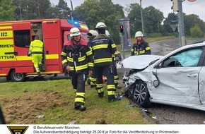 Feuerwehr München: FW-M: Verkehrsunfall - Vater und Kind leicht verletzt (Perlach)