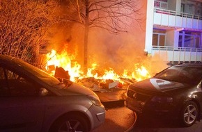Polizei Mettmann: POL-ME: Sperrmüllbrand drohte, auf Haus überzugreifen - Monheim am Rhein - 2203124