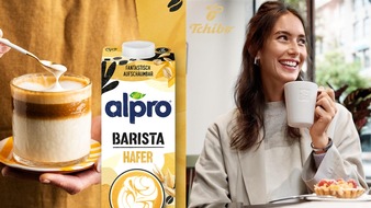 Danone DACH: Neue Kooperation: Alpro Barista Hafer jetzt in allen Tchibo Kaffeebars