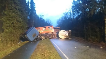 Polizeidirektion Bad Segeberg: POL-SE: Hasenmoor, B206 - Schwerer Verkehrsunfall zwischen zwei LKW am Morgen