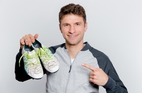 United Charity gemeinnützige Stiftungs GmbH: Thomas Müller lädt Fans zum Kartenspielen ein und versteigert einmalige Andenken / Der FC Bayern-Star unterstützt mit persönlichen Auktionen einen guten Zweck