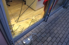 Kreispolizeibehörde Olpe: POL-OE: Unbekannte schlagen Bürofensterscheibe ein