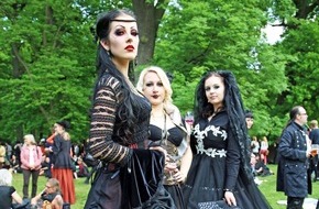 Leipzig Tourismus und Marketing GmbH: Das Wave-Gotik-Treffen feiert vom 13. bis 16. Mai 2016 in Leipzig sein 25-jähriges Jubiläum / Schwarz-romantische Festspiele zu Pfingsten