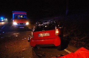Polizeipräsidium Westpfalz: POL-PPWP: Unfall: Fahrerin schleudert aus dem Auto