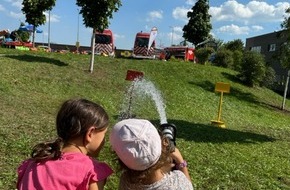 Feuerwehr Böblingen: FW Böblingen: Gemeinsame Aktion von EDEKA und Jugendfeuerwehr Böblingen auf dem Parkplatz der EDEKA Filiale in Dagersheim ein voller Erfolg.