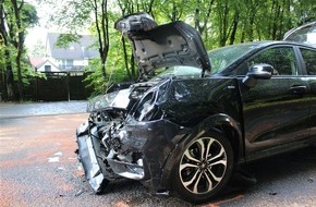 Polizei Rheinisch-Bergischer Kreis: POL-RBK: Bergisch Gladbach - Zwei Menschen schwer verletzt - Unfallfahrer war stark alkoholisiert