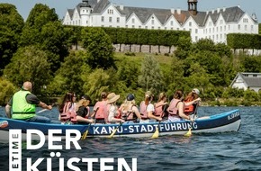 Tourismus-Agentur Schleswig-Holstein GmbH: Neue Podcast-Episode aus dem Reiseland Schleswig-Holstein: Paddeln, Plaudern, Staunen – Plön per Kanu entdecken